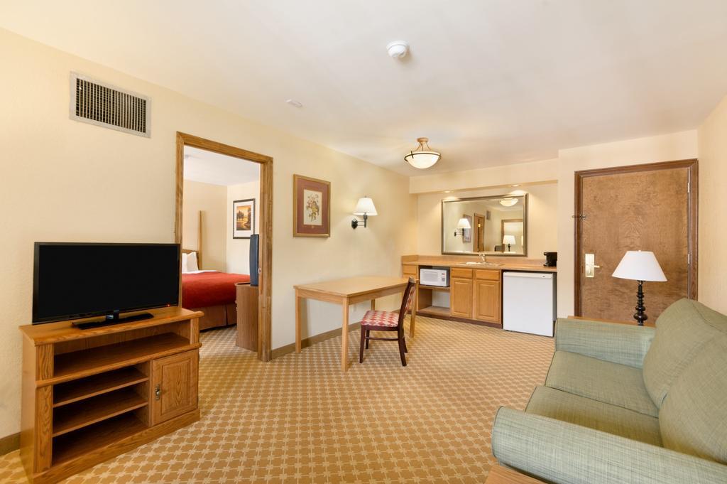 Ramada Huntsville Room photo
